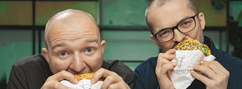 Krzysztofa Bożka (z lewej) i Huberta Denisa zaskoczyła popularność ich wegańskiej burgerowni Krowarzywa. Dziś w ramach sieci działa pięć lokali własnych i 10 na licencji franczyzowej