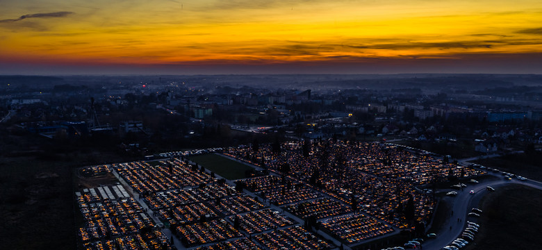 Niesamowity widok na polskie cmentarze wieczorową porą