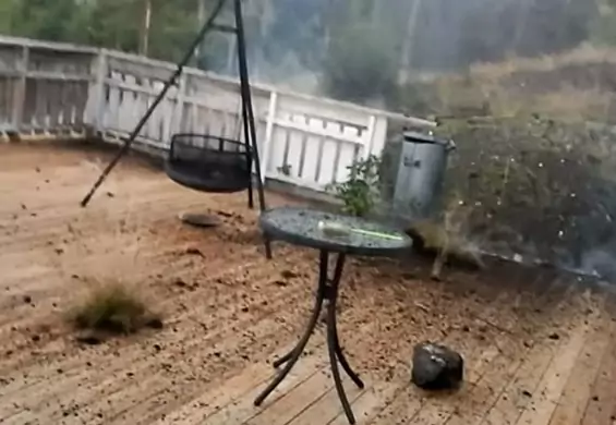 Nagrywał burzę. Nie spodziewał się, że piorun uderzy tuż obok niego [WIDEO]