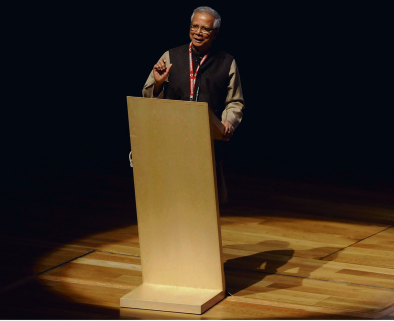 Muhammad Yunus ekonomista z Bangladeszu, laureat Pokojowej Nagrody Nobla w 2006 r., którą otrzymał za stworzenie i realizację idei mikrokredytów. Jest doradcą sekretarza generalnego ONZ oraz przewodniczącego Komisji Europejskiej
