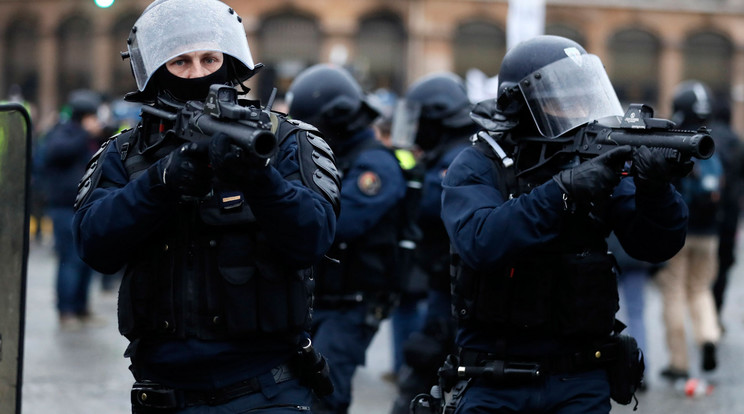 Célra tartó rendőrök a francia kormány szociális és adópolitikáját ellenző sárgamellényesek tüntetésén Párizsban, a szombati tüntetésen, ahol Jérome Rodrigues is megsérült / 
MTI/EPA/Etienne Laurent