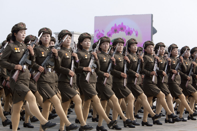 24. listopada wojska Korei Płn. ostrzelały południowokoreańską wyspę Yeonpyeong na Morzu Żółtym w pobliżu spornej granicy pomiędzy obiema Koreami. Napięta sytuacja wywołała nerwową reakcję na światowych giełdach. Na zdj. Uczestniczki północnokoreańskiego marszu wojskowego z okazji 65. rocznicy powstania Koreańskiej Partii Robotniczej w stolicy kraju Pjongjang, 10. października 2010.