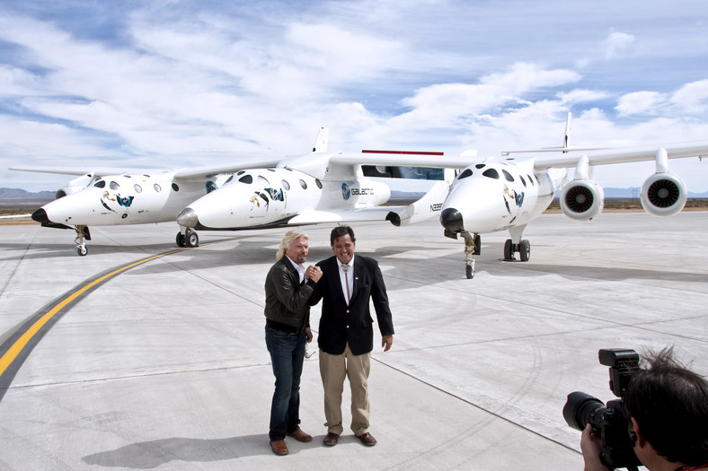 Richard Branson i gubernator Nowego Meksyku Bill Richardson. W tle samolot Virgin WhiteKnightTwo