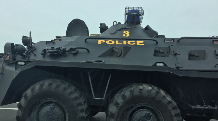 TEK-es BTR vonult az autópályán / Fotó: Olvasóriporter