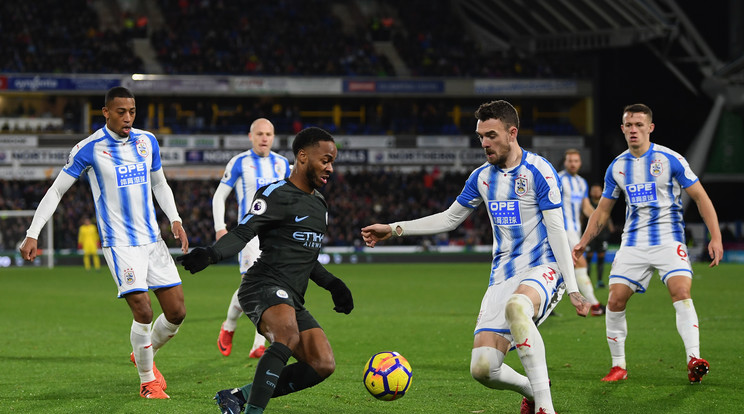 Raheem 
Sterling (sötét szerelésben) szerezte a győztes
Manchester City-gólt 
a Hudders-
field ellen /Fotó: GettyImages