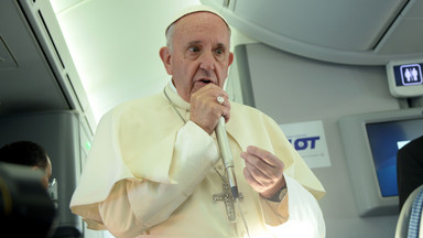 Papież w samolocie wśród "vampów". Sekrety podróży głowy Kościoła