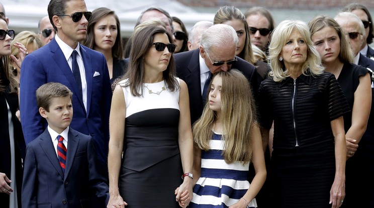 Beau búcsúztatásán Hallie fogta gyermekeik, Hunter
és Natalie kezét, utóbbi fejére Joe Biden is puszit nyomott. Hunter Biden (balra szemüvegben) a temetés után keveredett közelebbi viszonyba az özveggyel /Fotó: Puzzlepix