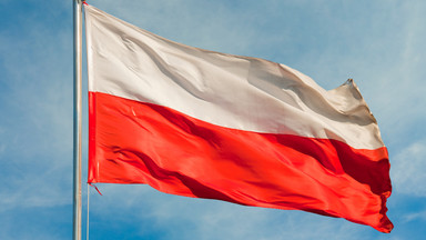 Trzej obywatele Niemiec poddali się karze za zniszczenie polskiej flagi