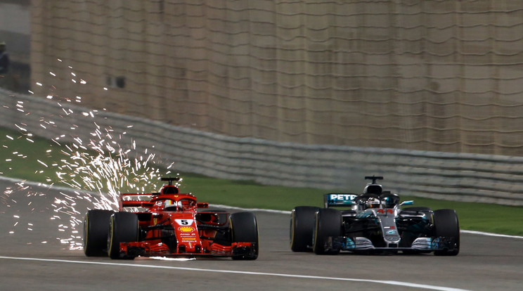 Sebastian Vettel (balra) és
Lewis Hamilton ádáz küzdelmet vív a vébén /Fotó: AFP