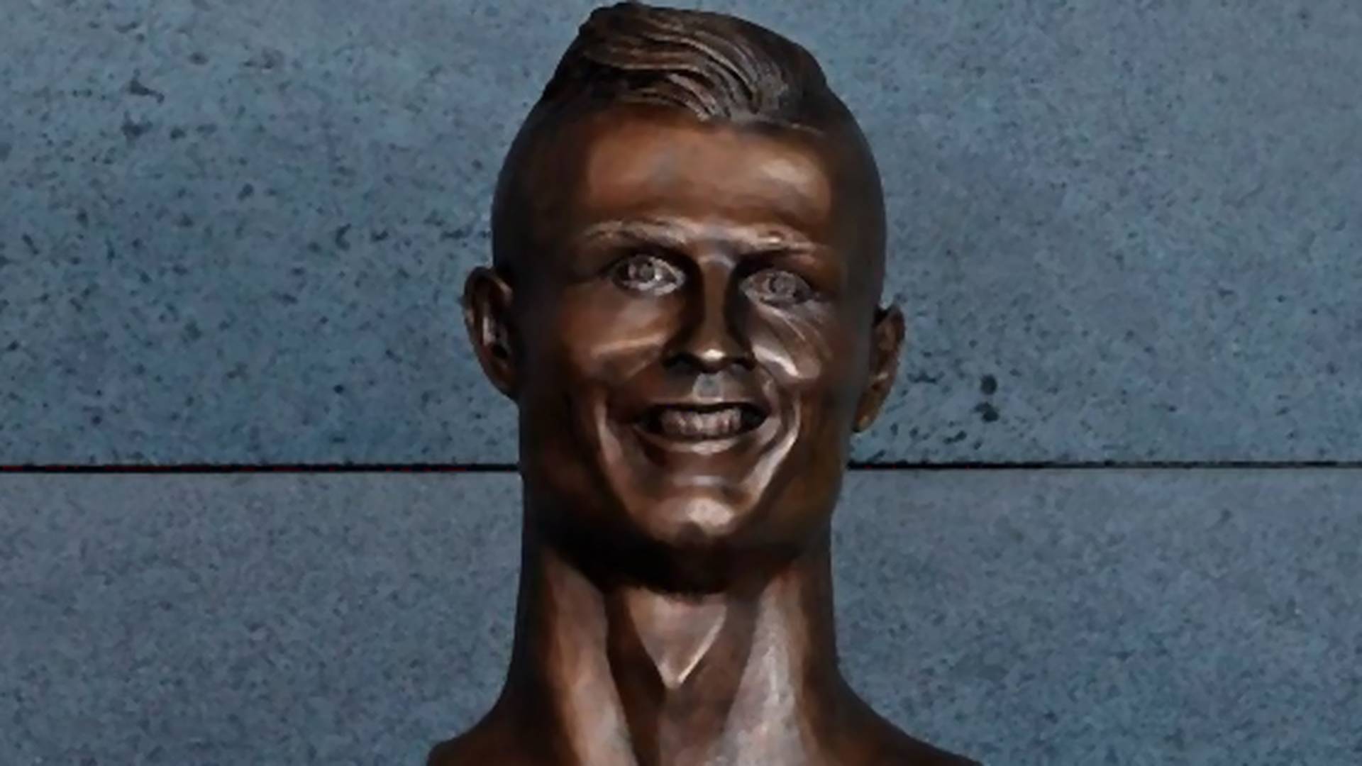 Lik kom su se svi smejali zbog Ronaldove skulpture je pokušao ponovo