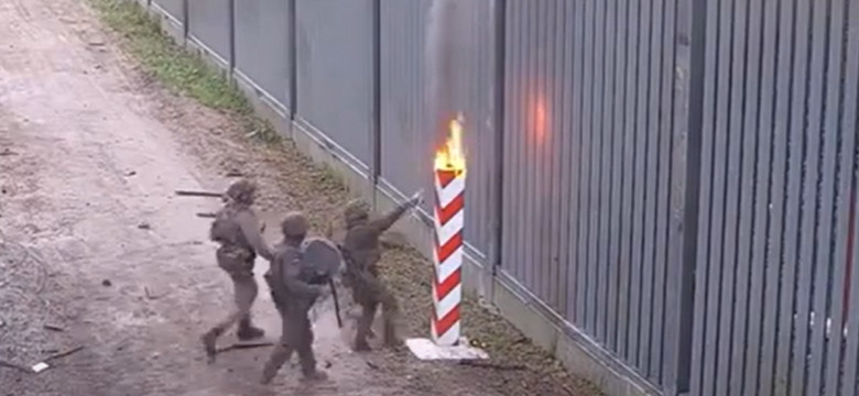 Incydent na granicy z Białorusią. Migranci podpalili polski znak [NAGRANIE]