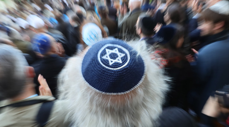 több német városban is tüntetést szerveztek az antiszemitizmus ellen /Fotó: AFP