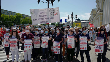 Strajk pielęgniarek w Warszawie. Na miejscu pojawili się politycy, wojewoda wygwizdany [GALERIA]