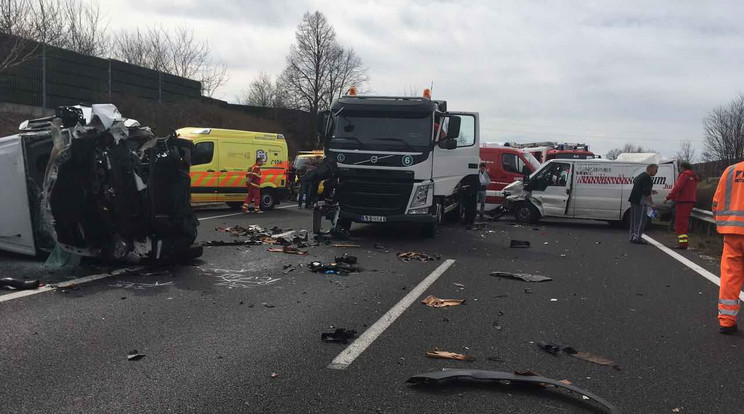 Autók ütköztek a feltorlódott kocsisorban - Fotó: police.hu