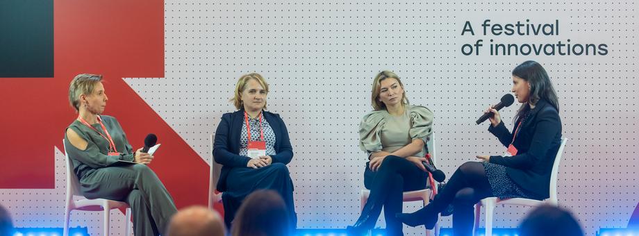 Pozafinansowe wspieranie start-upów było tematem jednego z paneli dyskusyjnych toczących się w trakcie konferencji Infoshare 2021. Jako ekspertki w tej branży swoją wiedzą podzieliły się (od lewej): Karolina Kazimierczak (PARP), Agnieszka Godawska (RARR S.A.), Małgorzata Walczak (PFR Ventures) oraz Karolina Borner (Vocaly)