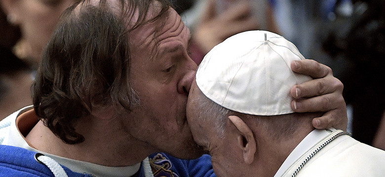 Wierny pocałował papieża Franciszka w czoło