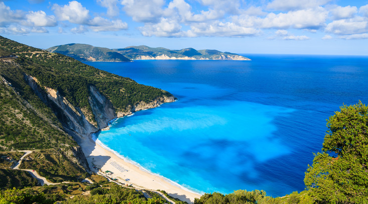 Myrtos Beach, Kelafónia (Görögország) – Madártávlatból és a partról nézve is gyönyörű ez a strand, ahol Nicolas Cage és Penélope Cruz forgatta a Corelli kapitány mandolinját / Fotó: Shutterstock