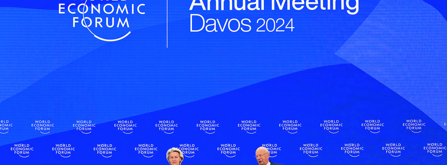 Od lewej: Ursula von der Leyen, przewodnicząca Komisji Europejskiej, i Klaus Schwab, prezes Światowego Forum Ekonomicznego w Davos.