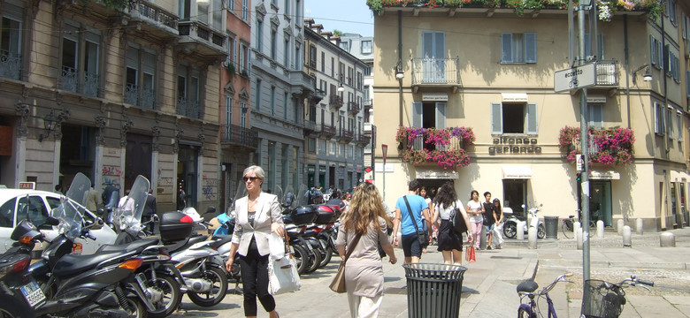 Włochy: burmistrz-zamiatacz: sprząta ulice, porządkuje klomby