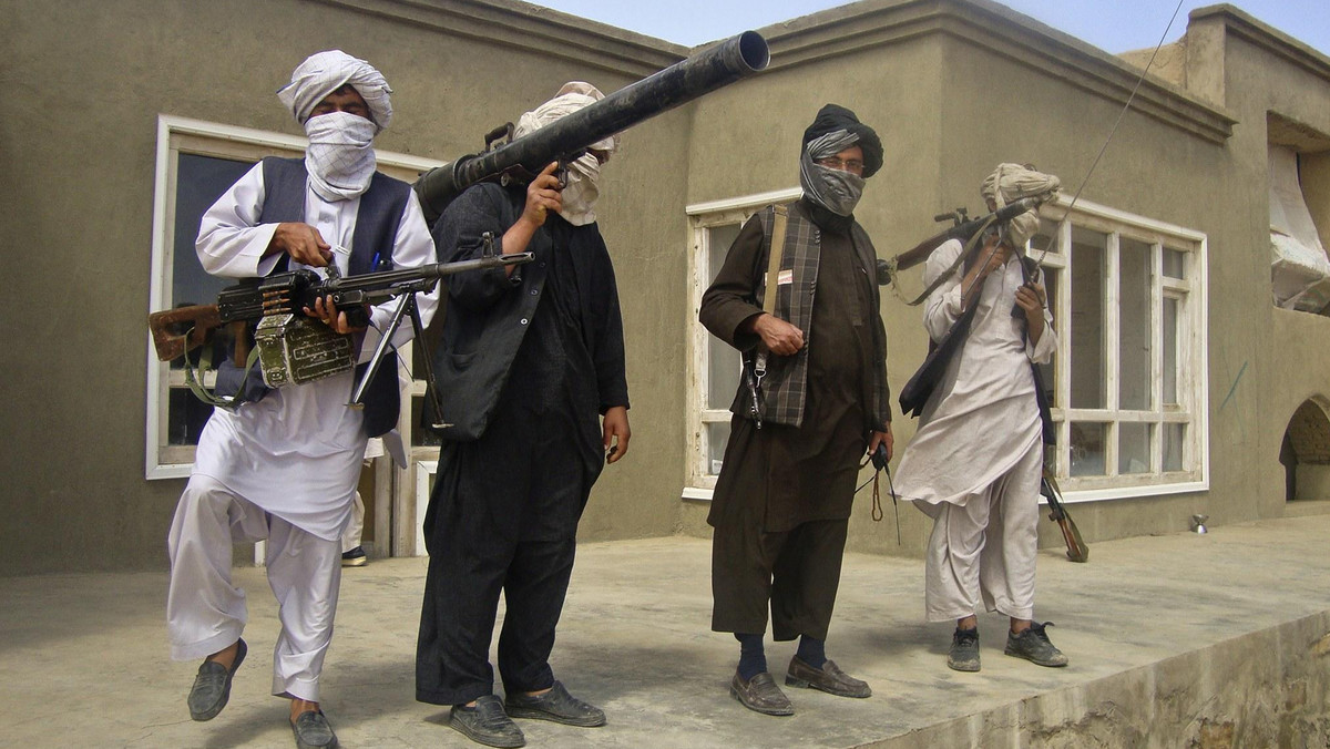 Przywódca talibów mułła Omar cztery lub pięć dni temu zniknął ze swojej kryjówki w Pakistanie - poinformował afgański wywiad (NDS), nie potwierdzając jednocześnie doniesień o śmierci mułły, które pojawiły się w afgańskich mediach. Według telewizji TOLO, miał on zginąć z ręki agenta ISI w pobliżu granicy afgańsko-pakistańskiej.