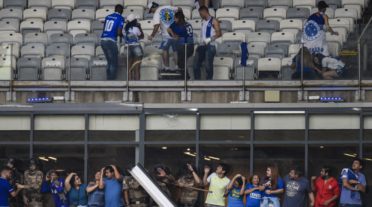 A Cruzeiro kiesése miatt csalódott szurkolók feltépték a székeket és verekedtek is / Fotó: GettyImages