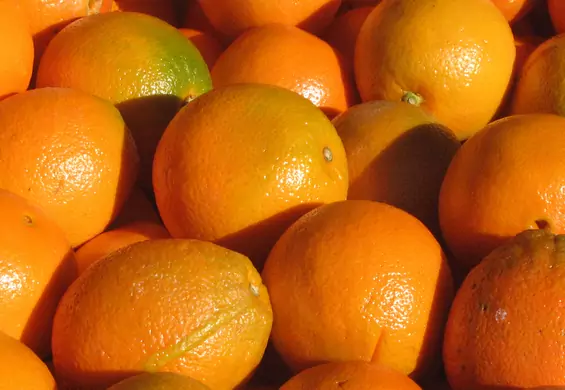 Dzięki tej metodzie już nigdy się nie pobrudzisz podczas obierania pomarańczy
