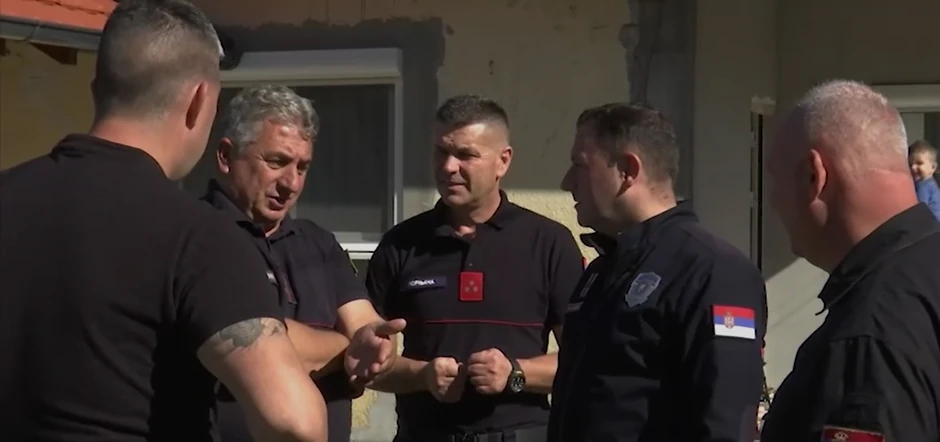 Marko Topličević sa kolegama, renovirana kuća u pozadini