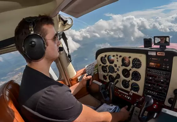 Ma 26 lat i jest pilotem samolotu pasażerskiego. "Zacząłem od symulatora w moim pokoju"