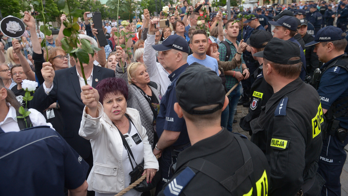 Kilkadziesiąt osób, głównie sympatyków KOD, protestowało wczoraj w Poznaniu przeciwko politycznemu - ich zdaniem - wykorzystywaniu policji przez rządzącą partię.