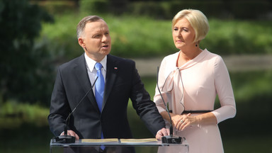 Agata Duda w zwiewnej sukience na "Narodowym Czytaniu". Zaskoczyła czułym gestem wobec męża