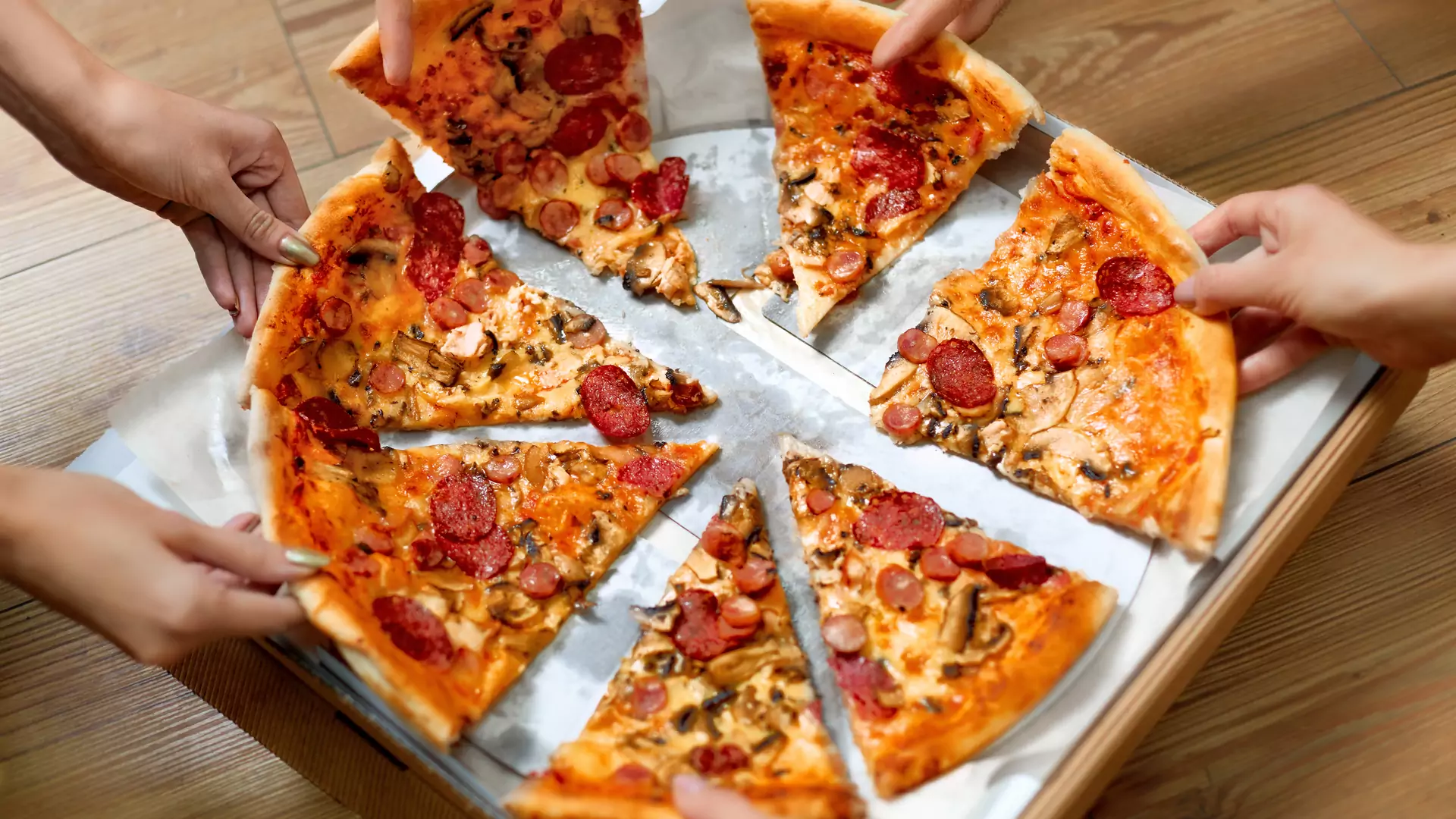 Dziś święto pizzy. Wybierz idealny przepis i świętuj, jedząc ją tak, jak lubisz