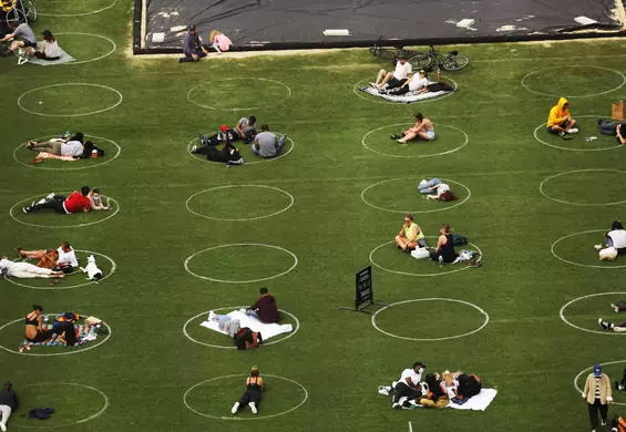 Kręgi na trawie w parku. Nowy sposób na relaks w mieście dziesiątkowanym przez wirusa