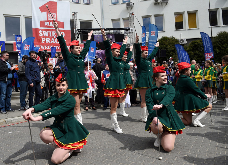 Mażoretki występują przed pochodem z okazji Święta Pracy, organizowanym przez OPZZ i SLD w Warszawie.