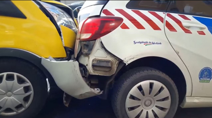 Az ütközés miatt tetemes anyagi kár keletkezett a járművekben /Fotó: Youtube