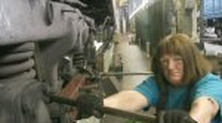 Éva 40 éve szereli a BKV föld alatti járműveit