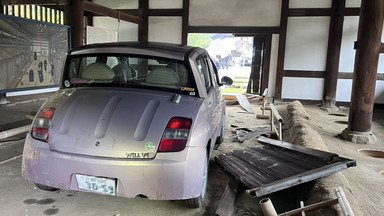Najdziwniejszy japoński samochód zniszczył najstarszą toaletę w Japonii