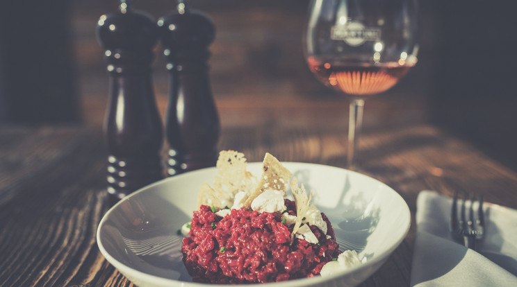 Vacsorára is kiváló a vörösboros rizottó, mert kevés hozzávaló kell bele és gyorsan elkészül / Fotó: Shutterstock