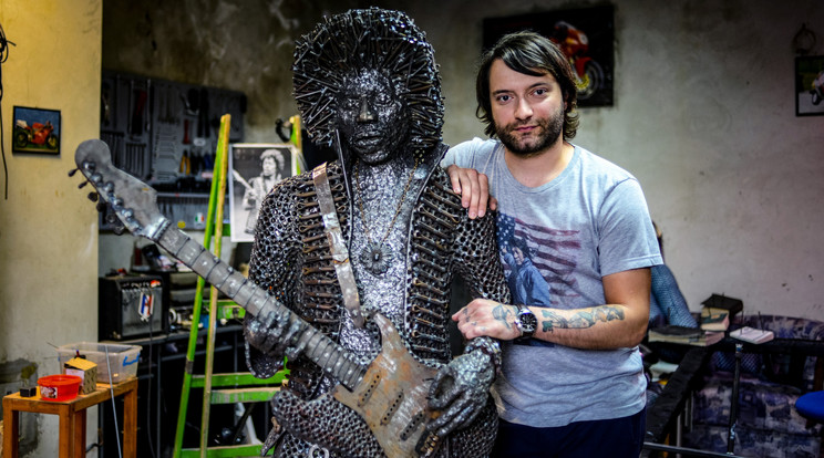 Boris Deheljan életnagyságú Jimi Hendrix szobrot készített /Fotó: AFP