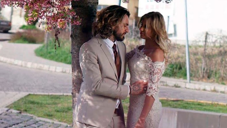 Elvette fiatal szerelmét, Jennifert.