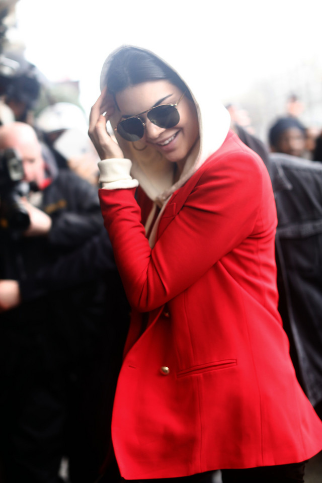 Kendall Jenner w czerwonej stylizacji w Paryżu, 2017