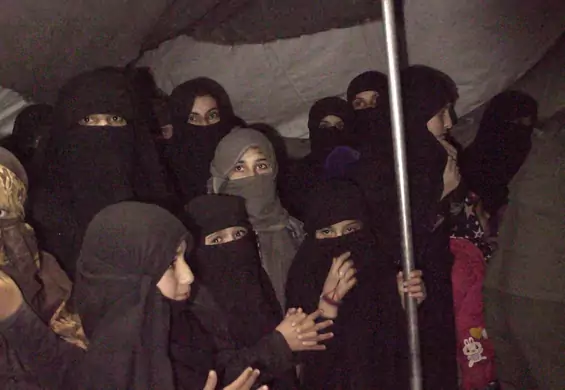 Noszą czarne nikaby i wracają do piekła, by wyrwać z niewoli ISIS inne kobiety