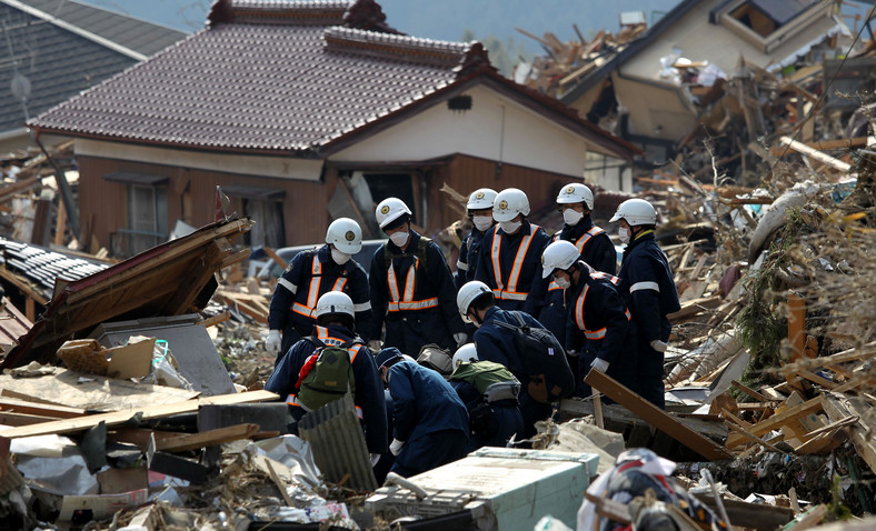 Policja przeszukuje teren po tragicznym trzęsieniu ziemi w Japonii w miejscowości Rikuzentakada, w prefekturze Iwate, 14. marca 2011 r.