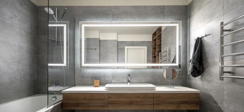 Lustro do łazienki — jak wybrać idealne? Okrągłe, prostokątne, a może z podświetleniem?