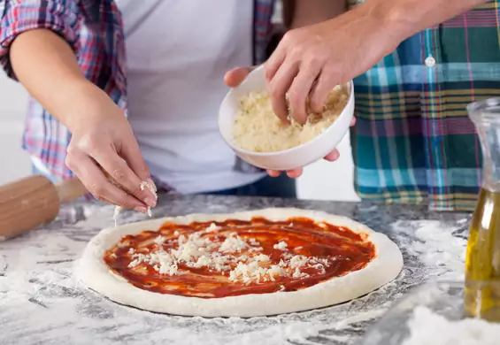 Jak upiec włoską pizzę? Pomoże specjalny piec lub kamień do pieczenia