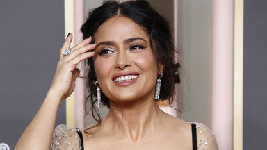 Salma Hayek kusi prześwitami na rozdaniu Złotych Globów. Trudno oderwać od niej wzrok!