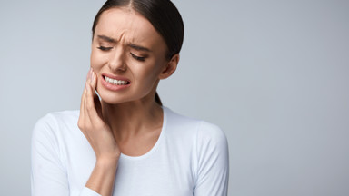 Nieprzyjemny zapach z ust i ostry ból zęba? Może to być zapalenie miazgi zębowej