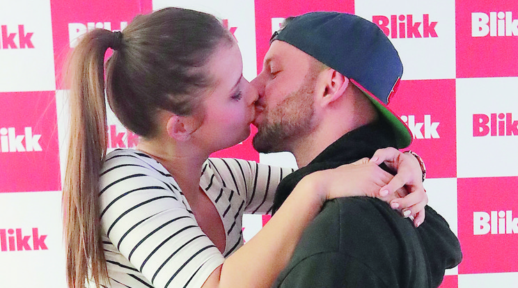 Lóri és Dina nem játssza meg magát, a Blikk szerkesztőségében is heves csókokban forrtak össze a chatelés idején / Fotó: Gy. Balázs Béla