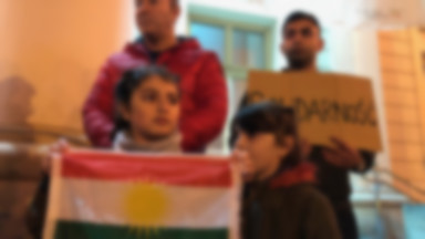 Manifestacja przeciwko tureckiej inwazji na tereny zamieszkane przez Kurdów