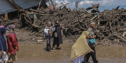 Trwają poszukiwania 35 osób zaginionych po powodziach na Sumatrze