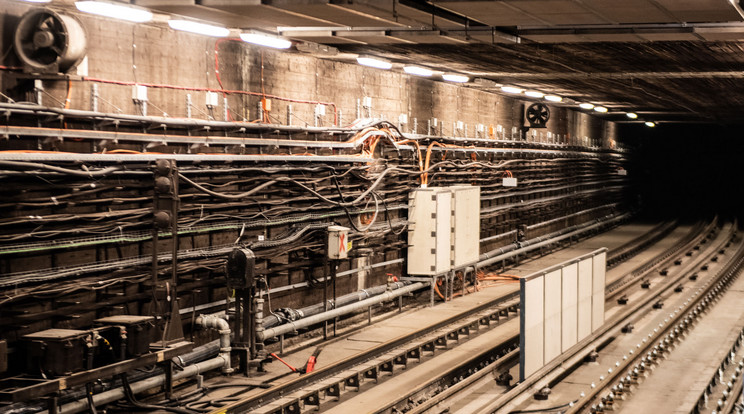 A 3-as metró északi szakaszán, az Újpest-központ és a Dózsa György úti állomások között idén tavasszal véget értek a kivitelezési munkák. A felújítás során minden rendszerre kiterjedő korszerűsítést, akadálymentesítést, valamint építészeti átalakítást végeztek...  / Fotó: RAS-Archívum
